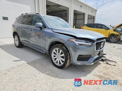Czwarte zdjęcie samochodu z boku: 2016 VOLVO XC90 T6 VIN:YV4A22PK7G1015291 - miniatura