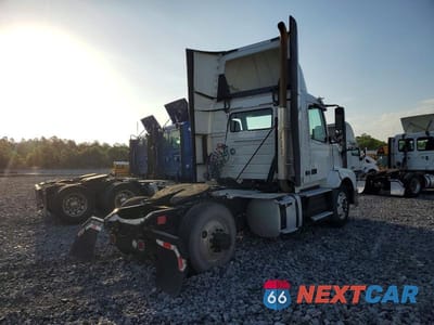 Czwarte zdjęcie samochodu z boku: 2017 VOLVO VNL SEMI TRUCK VIN:4V4N39TG6HN988141 - miniatura