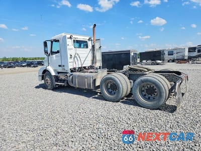Trzecie zdjęcie samochodu z tyłu: 2012 VOLVO VNM SEMI TRUCK VIN:4V4MC9DF7CN560024 - miniatura