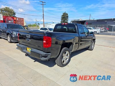Czwarte zdjęcie samochodu z boku: 2018 CHEVROLET SILVERADO C1500 LT VIN:1GCRCREC1JZ259602 - miniatura