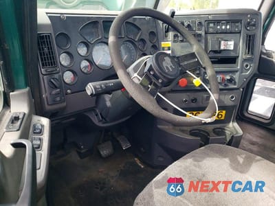 Piąte zdjęcie samochodu w środku: 2017 MACK CXU612 SEMI TRUCK VIN:1M1AW01X3HM009844 - miniatura