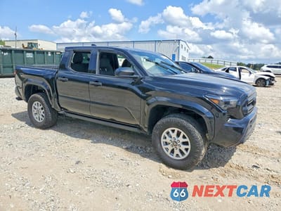 Czwarte zdjęcie samochodu z boku: 2024 TOYOTA TACOMA SR VIN:3TYKE5JNXRT024712 - miniatura