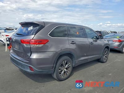 Trzecie zdjęcie samochodu z tyłu: 2018 TOYOTA HIGHLANDER LE VIN:5TDZARFHXJS036430 - miniatura