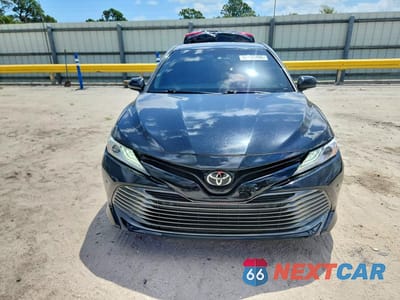 Piąte zdjęcie samochodu w środku: 2018 TOYOTA CAMRY XLE VIN:4T1B11HKXJU111694 - miniatura