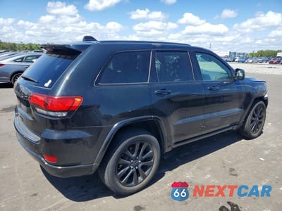 Trzecie zdjęcie samochodu z tyłu: 2018 JEEP GRAND CHEROKEE LAREDO VIN:1C4RJFAG4JC319629 - miniatura