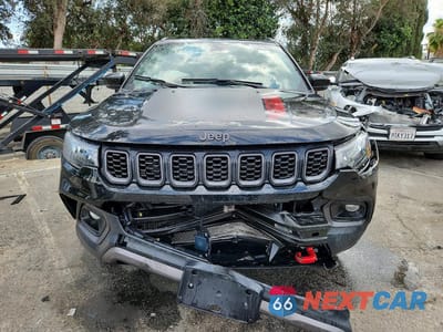 Piąte zdjęcie samochodu w środku: 2025 JEEP COMPASS TRAILHAWK VIN:3C4NJDDN9ST565837 - miniatura