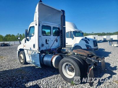 Trzecie zdjęcie samochodu z tyłu: 2014 FREIGHTLINER CASCADIA SEMI TRUCK VIN:1FUBGEDV0ELFT4298 - miniatura