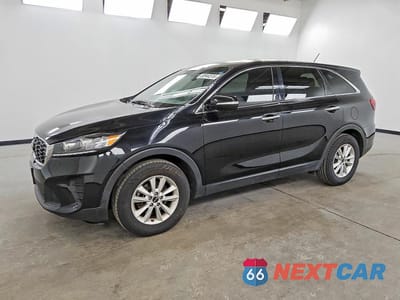 2020 KIA SORENTO LX 5XYPG4A38LG630941 - główne zdjęcie licytacji z USA - miniatura