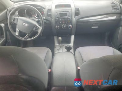 Zdjęcie 8 z 12 samochodu: 2013 KIA SORENTO VIN:5XYKTDA27DG412021 - miniatura