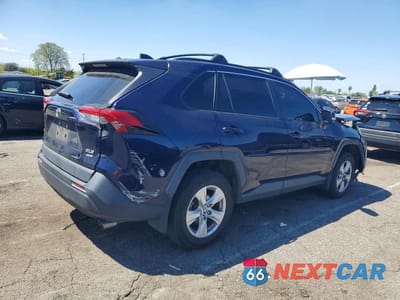Trzecie zdjęcie samochodu z tyłu: 2020 TOYOTA RAV4 XLE VIN:JTMP1RFV6LD056993 - miniatura