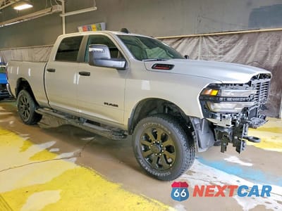 Czwarte zdjęcie samochodu z boku: 2026 RAM 2500 BIG HORN VIN:3C6UR5DJ2TG201154 - miniatura