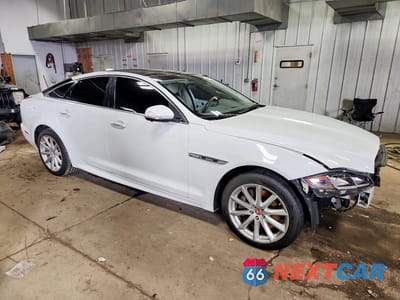 Czwarte zdjęcie samochodu z boku: 2017 JAGUAR XJ VIN:SAJWJ1CD6H8W03934 - miniatura