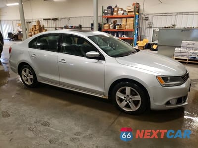 Czwarte zdjęcie samochodu z boku: 2011 VOLKSWAGEN JETTA TDI VIN:3VWLL7AJ7BM111002 - miniatura