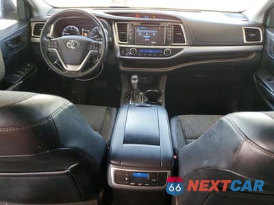 Zdjęcie 8 z 12 samochodu: 2019 TOYOTA HIGHLANDER LE PLUS VIN:5TDZZRFH1KS347643 - miniatura
