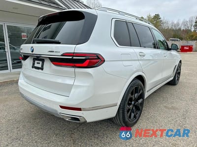 Czwarte zdjęcie samochodu z boku: 2024 BMW X7 XDRIVE40I VIN:5UX23EM03R9U24321 - miniatura