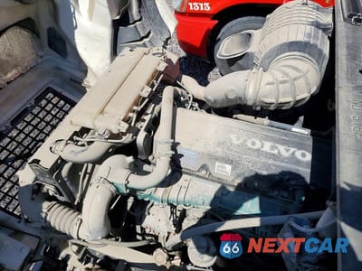 Zdjęcie 7 z 10 samochodu: 2013 VOLVO VNL SEMI TRUCK VIN:4V4NC9EG0DN139775 - miniatura