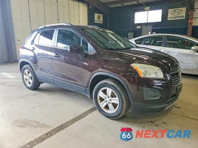 Czwarte zdjęcie samochodu z boku: 2016 CHEVROLET TRAX 1LT VIN:KL7CJPSB6GB541597 - miniatura