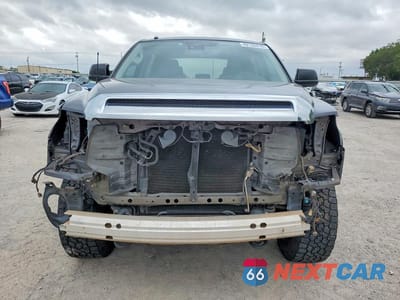 Piąte zdjęcie samochodu w środku: 2018 TOYOTA TUNDRA SR5 VIN:5TFDW5F11JX775977 - miniatura