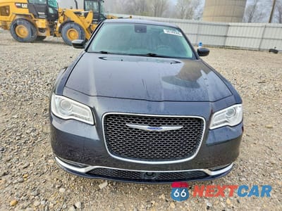 Piąte zdjęcie samochodu w środku: 2018 CHRYSLER 300 LIMITED VIN:2C3CCAKG1JH296569 - miniatura