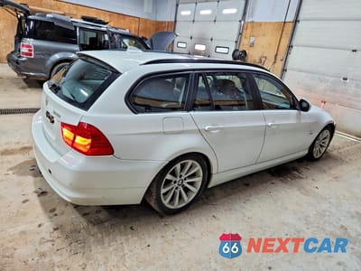 Trzecie zdjęcie samochodu z tyłu: 2012 BMW 328 XI VIN:WBAUU3C56CA543377 - miniatura
