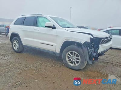 Czwarte zdjęcie samochodu z boku: 2020 JEEP GRAND CHEROKEE LAREDO VIN:1C4RJFAG7LC239129 - miniatura