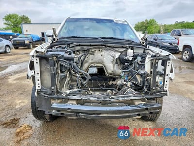 Piąte zdjęcie samochodu w środku: 2018 CHEVROLET SUBURBAN C1500 LT VIN:1GNSCHKC0JR223827 - miniatura