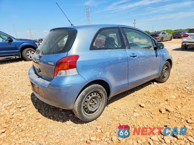 Trzecie zdjęcie samochodu z tyłu: 2010 TOYOTA YARIS BASE VIN:JTDJT4K35A5303239 - miniatura