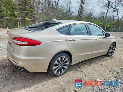 Trzecie zdjęcie samochodu z tyłu: 2019 FORD FUSION SE VIN:3FA6P0T99KR270725 - miniatura