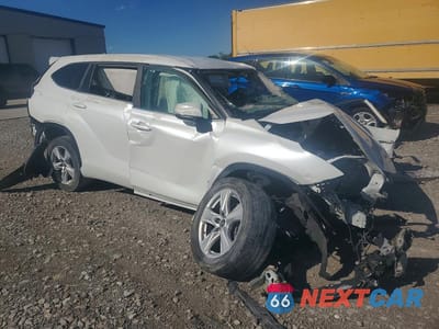 Czwarte zdjęcie samochodu z boku: 2023 TOYOTA HIGHLANDER LE VIN:5TDKDRAH6PS007404 - miniatura