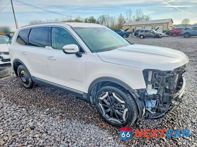 Czwarte zdjęcie samochodu z boku: 2023 KIA TELLURIDE S VIN:5XYP6DGC4PG393946 - miniatura