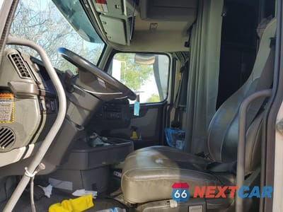 Piąte zdjęcie samochodu w środku: 2023 VOLVO VNL SEMI TRUCK VIN:4V4NC9EJ6PN612711 - miniatura