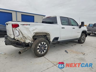 Trzecie zdjęcie samochodu z tyłu: 2021 CHEVROLET SILVERADO K2500 CUSTOM VIN:1GC4YMEY5MF287144 - miniatura