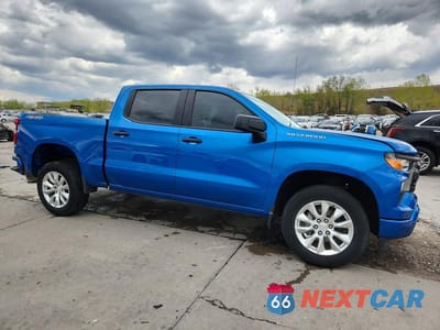 Czwarte zdjęcie samochodu z boku: 2024 CHEVROLET SILVERADO K1500 CUSTOM VIN:1GCPDBEK0RZ221731 - miniatura