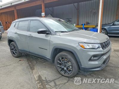 Czwarte zdjęcie samochodu z boku: 2023 JEEP COMPASS LATITUDE VIN:3C4NJDBNXPT515832 - miniatura