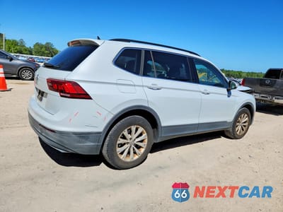 Trzecie zdjęcie samochodu z tyłu: 2019 VOLKSWAGEN TIGUAN SE VIN:3VV3B7AX4KM023049 - miniatura