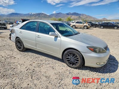 Czwarte zdjęcie samochodu z boku: 2002 TOYOTA CAMRY SE V6 VIN:4T1BF30K92U500529 - miniatura