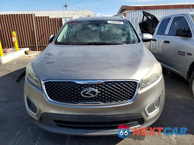 Piąte zdjęcie samochodu w środku: 2018 KIA SORENTO LX V6 VIN:5XYPGDA55JG340560 - miniatura