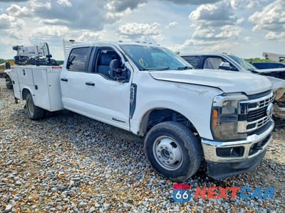 Czwarte zdjęcie samochodu z boku: 2023 FORD F350 SUPER DUTY VIN:1FD8W3HT4PED67977 - miniatura