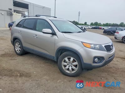 Czwarte zdjęcie samochodu z boku: 2013 KIA SORENTO LX VIN:5XYKT3A64DG364927 - miniatura