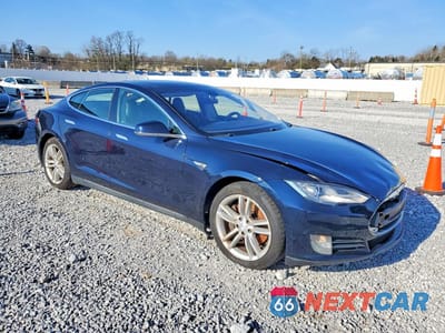 Czwarte zdjęcie samochodu z boku: 2013 TESLA MODEL S VIN:5YJSA1AG5DFP08968 - miniatura