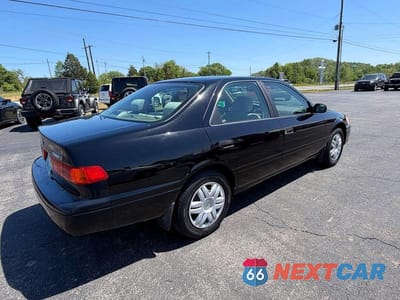Czwarte zdjęcie samochodu z boku: 2000 TOYOTA CAMRY LE VIN:4T1BG22K2YU756640 - miniatura