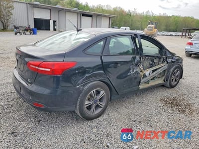 Trzecie zdjęcie samochodu z tyłu: 2018 FORD FOCUS SE VIN:1FADP3FE7JL226883 - miniatura