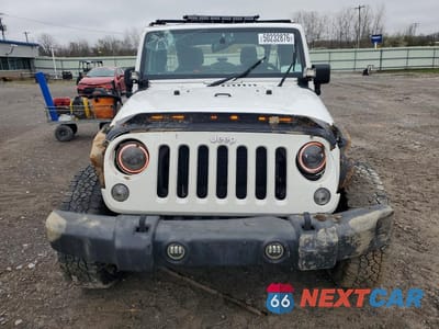 Piąte zdjęcie samochodu w środku: 2016 JEEP WRANGLER UNLIMITED SPORT VIN:1C4BJWDG5GL342021 - miniatura
