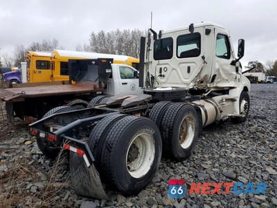 Czwarte zdjęcie samochodu z boku: 2021 FREIGHTLINER CASCADIA 126 SEMI TRUCK VIN:3AKJHLDV1MDMU2067 - miniatura