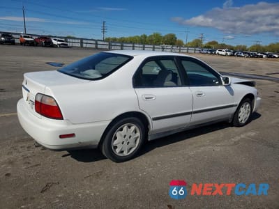 Trzecie zdjęcie samochodu z tyłu: 1996 HONDA ACCORD LX VIN:1HGCD5636TA213681 - miniatura