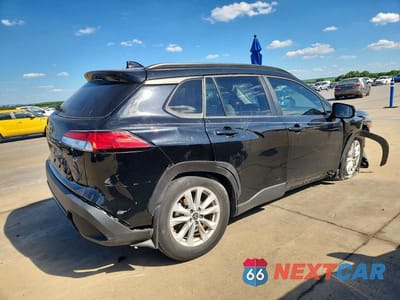 Trzecie zdjęcie samochodu z tyłu: 2023 TOYOTA COROLLA CROSS LE VIN:7MUCAAAG3PV044924 - miniatura