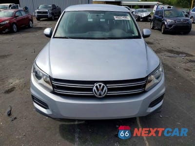 Piąte zdjęcie samochodu w środku: 2012 VOLKSWAGEN TIGUAN S VIN:WVGAV7AX6CW525541 - miniatura