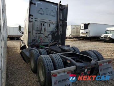 Trzecie zdjęcie samochodu z tyłu: 2020 FREIGHTLINER CASCADIA SEMI TRUCK VIN:3ALXGF008LDLG8158 - miniatura