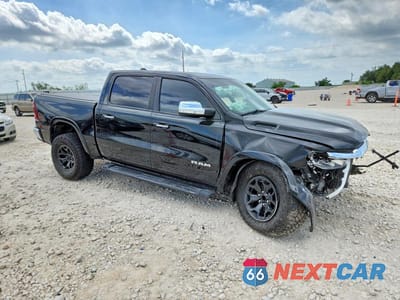 Czwarte zdjęcie samochodu z boku: 2019 DODGE 1500 LARAMIE VIN:1C6SRFJT3KN786528 - miniatura