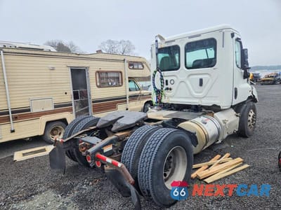 Czwarte zdjęcie samochodu z boku: 2018 FREIGHTLINER CASCADIA 113 SEMI TRUCK VIN:3AKBGADV7JDJU2444 - miniatura